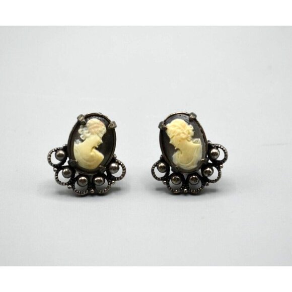 Cameo on Black Clip On Earrings Unmarked 1" Length Jewelry Vintage Portrait - Picture 1 of 6